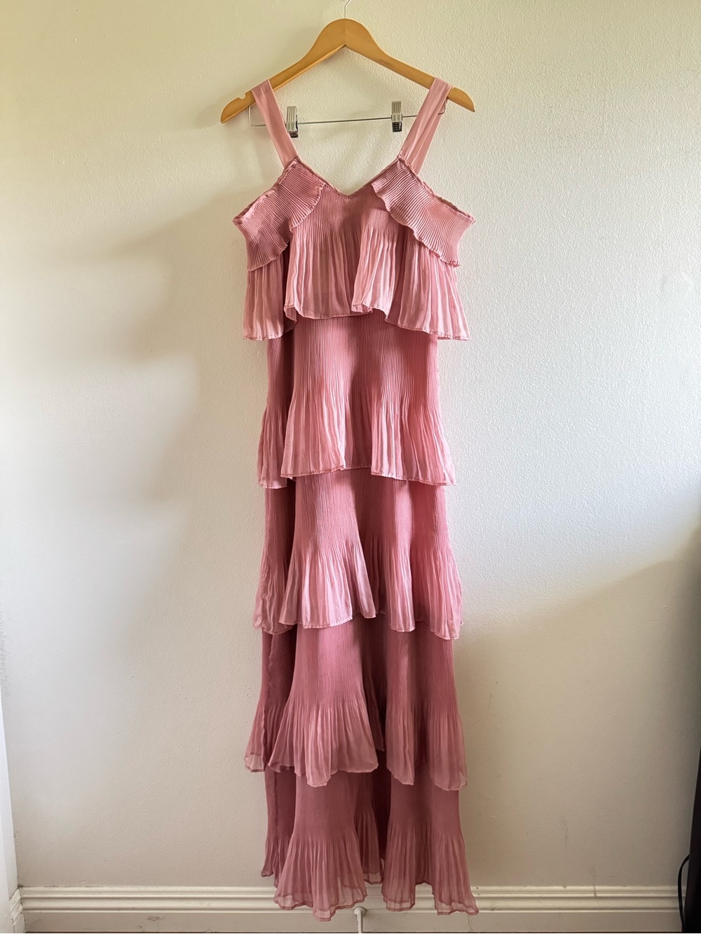 True Decadence Pleated Tiered Cold-Shoulder Maxi Dress in Blush Pink size Medium - Picture 3 of 11